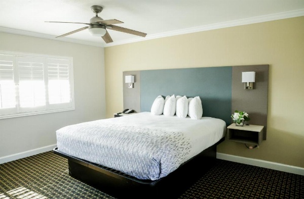 Sea Breeze Inn - San Simeon image 6