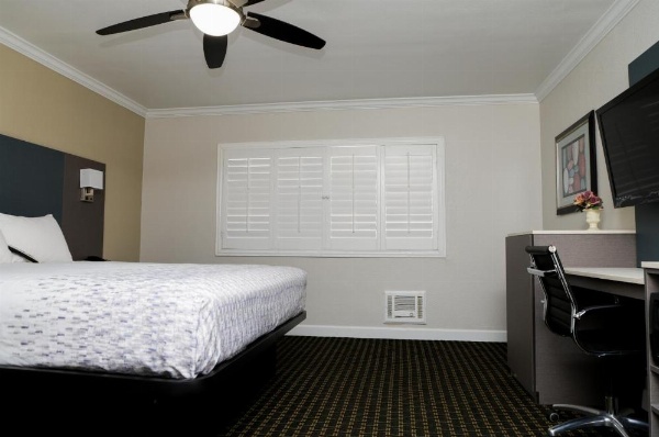 Sea Breeze Inn - San Simeon image 9